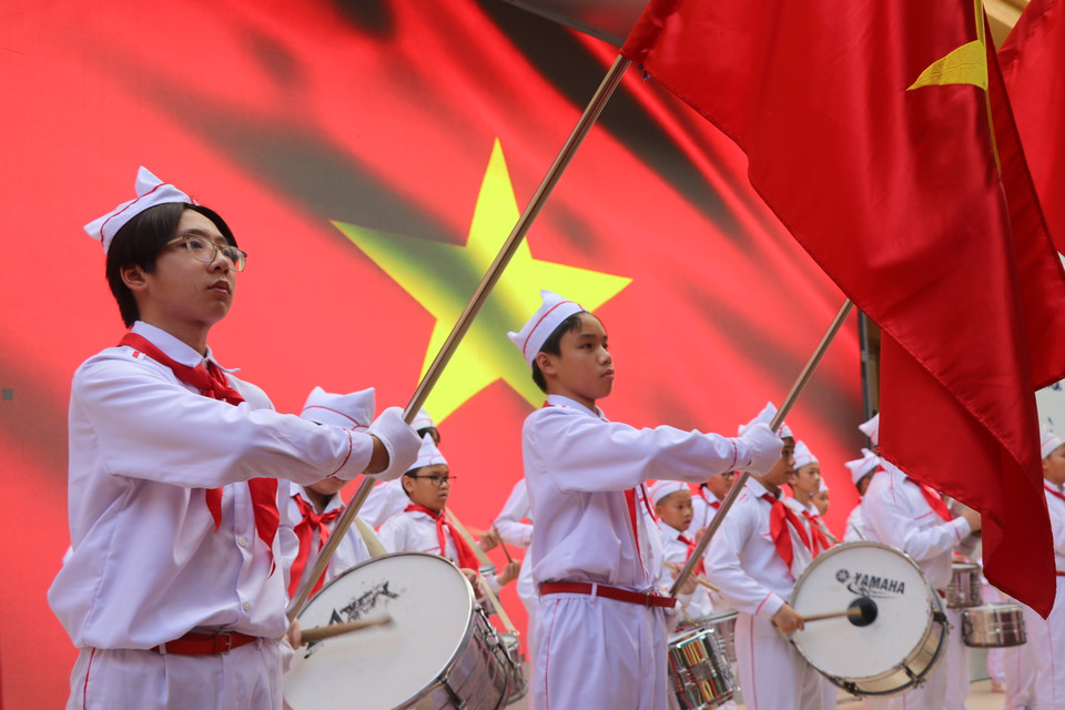 Đội hồng kỳ và đội trống của Trung học cơ sở Nguyễn Công Trứ thực hiện nghi lễ. (Ảnh: Minh Anh/Vietnam+)