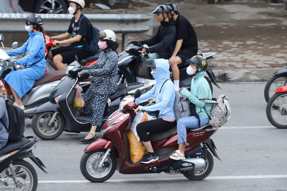 Sinh viên lỉnh kỉnh đồ đạc trở lại với nhịp sống đô thị sau kỳ nghỉ 4 ngày. (Ảnh: PV/Vietnam+)