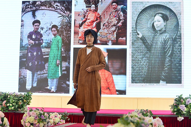 Khác với những thời kỳ như Lý, Lê, Trần... trang phục thời Nguyễn được các nhóm nghiên cứu này phỏng dựng nhiều nhất, lại có độ xác thực tương đối cao do còn nhiều nguồn tư liệu và có cơ hội được tiếp cận thuận cao hơn. Trong hình là thường phục của người dân dưới triều Nguyễn. (Ảnh: PV/Vietnam+)