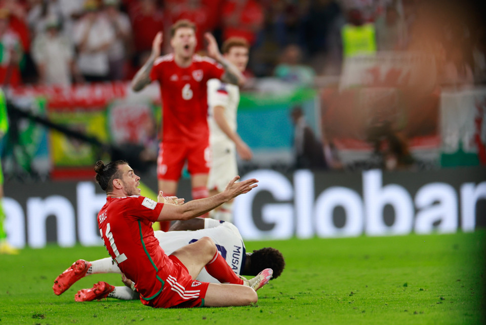 Ở phút thứ 40, Gareth Bale phạm lỗi với Yunus Musah của đội tuyển Mỹ. (Ảnh: Hải An/Vietnam+)