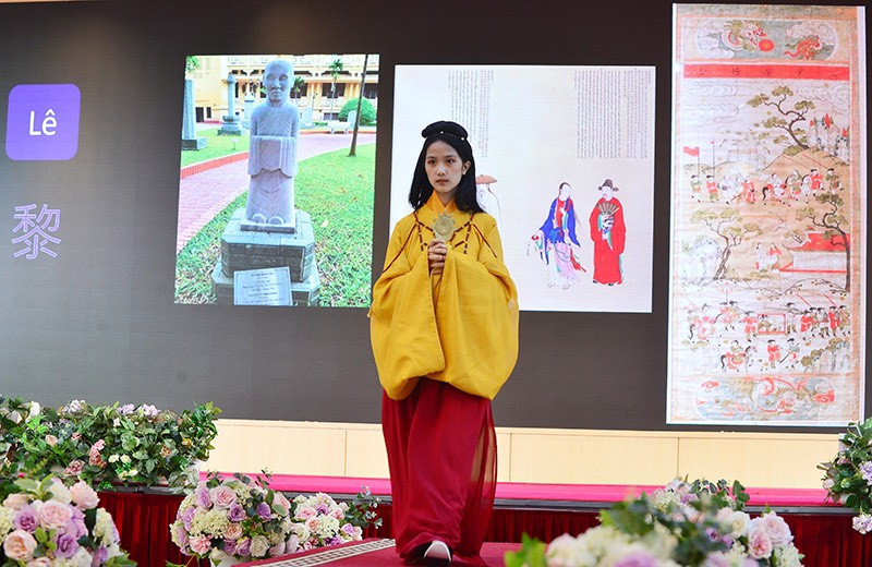 Bên cạnh tà áo thân trên giúp định hình tên gọi cả bộ đồ, nhiều trang phục cổ của Việt Nam xưa còn đi kèm với thường (váy quần). (Ảnh: PV/Vietnam+)