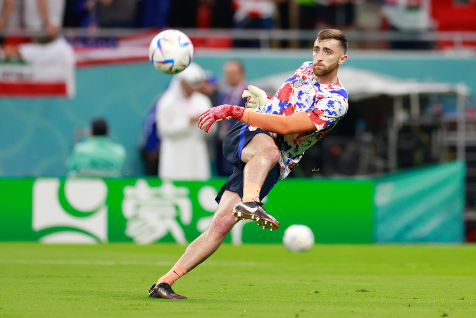 Hàng tiền vệ của Mỹ áp đảo trong 20 phút đầu tiên, bóng liên tục được đưa nhanh lên tuyến trên, nơi có Josh Sargen hay Timothy Weah luôn sẵn sàng cho những pha bứt tốc. (Ảnh: Hải An/Vietnam+)