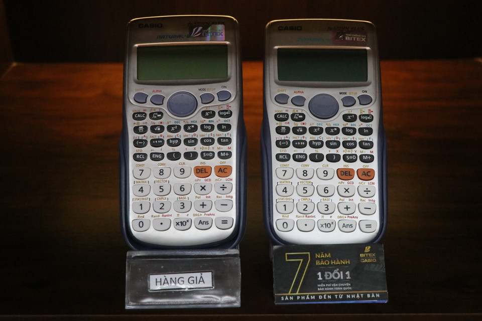 Thuộc nhóm sản phẩm dễ bị làm giả, nhái với chất lượng yếu kém có các sản phẩm đồng hồ điện tử, máy tính của Casio. Ví dụ như máy tính Casio giả có thể cho ra sai số lớn hơn trong quá trình tính toán, làm ảnh hưởng đến việc thi cử, học tập của học sinh. (Ảnh: Minh Anh/Vietnam+)