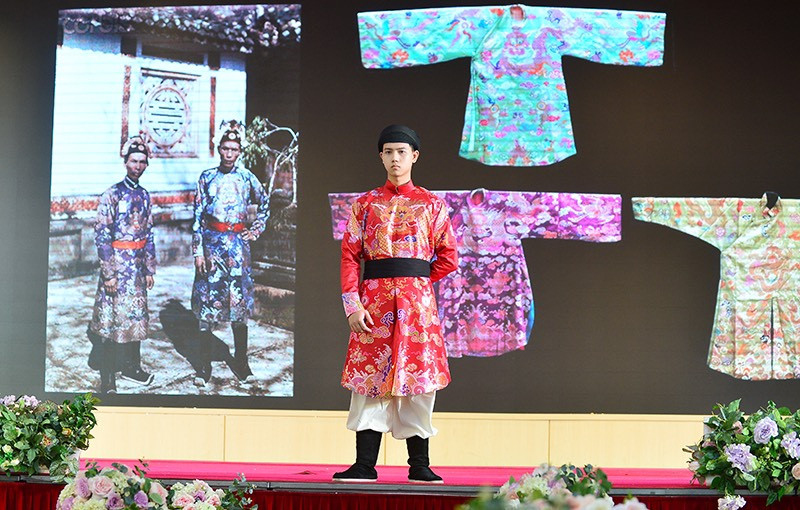 Áo mãng bào màu đỏ tươi dành cho hoàng tử thời Nguyễn, trong đó 'mãng' cũng là từ chỉ rồng nhưng thực chất chỉ là dạng hóa thân cấp bậc thấp của sinh vật này. (Ảnh: BTC)