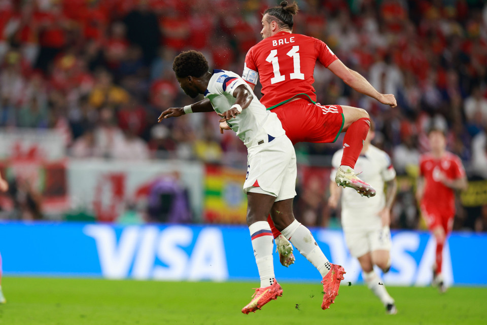 Từ đây, các đường bóng dài của xứ Wales đã có hiệu quả hơn khi Kieffer Moore tỏ ra ưu thế trong những pha tranh chấp trên không, cũng như làm tường để Gareth Bale khai thác. (Ảnh: Hải An/Vietnam+)