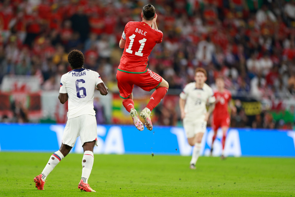 Thua trước trong 45 phút đầu tiên, tuyển xứ Wales buộc phải chơi ''tất tay.'' HLV Robert Page rút Daniel James ra, đưa vào sân một trung phong có khả năng chơi bóng bổng và mạnh về khoản tì đè là Kieffer Moore. (Ảnh: Hải An/Vietnam+)