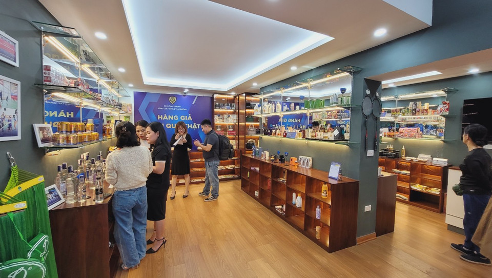 Từ ngày 25-30/11, Tổng cục Quản lý thị trường chính thức mở cửa nhà trưng bày hàng thật, hàng giả, hàng vi phạm tại số 62 Tràng Tiền, Hoàn Kiếm. Triển lãm mở tham quan tự do, có cán bộ của Tổng cục túc trực để hướng dẫn, giới thiệu. (Ảnh: Minh Anh/Vietnam+)