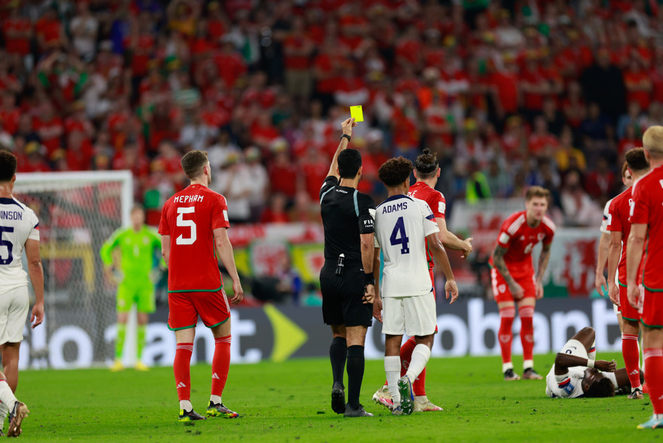 Trọng tài rút ra một thẻ vàng cho Gareth Bale sau cú va chạm. Trước đó trong hiệp 1, hai thẻ vàng cũng đã được đưa ra cho 2 cầu thủ bên phía Mỹ chỉ trong vòng 14 phút đầu. (Ảnh: Hải An/Vietnam+)