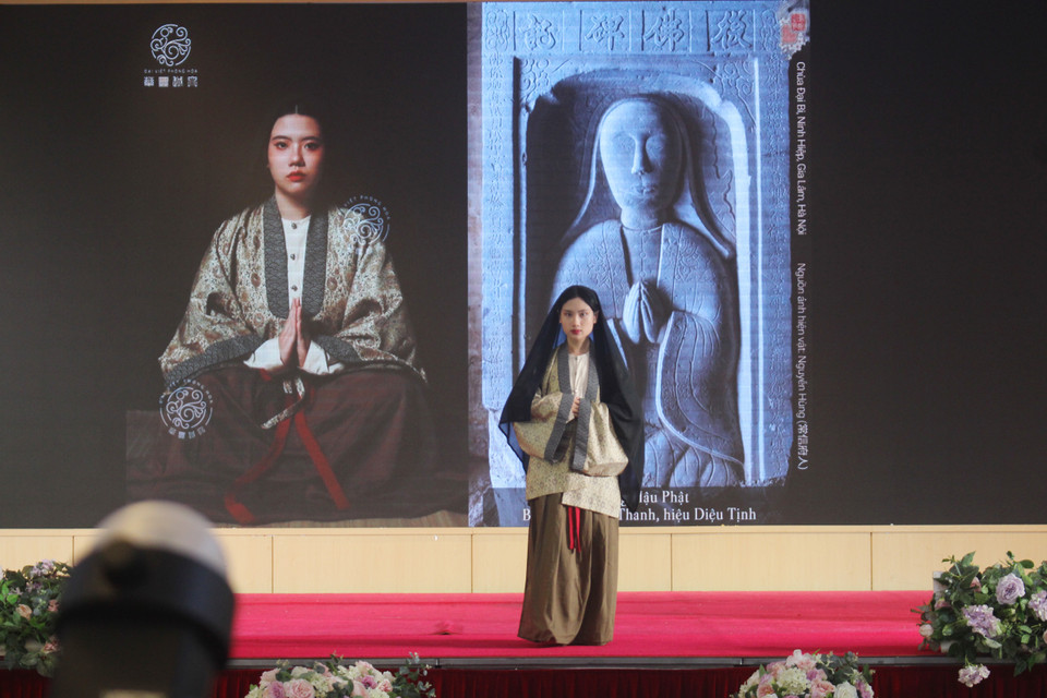 Trang phục trong hình được phỏng dựng theo tượng Hậu Phật của bà Nguyễn Thị Thanh thời Lê Trung Hưng. Bà có hiệu là Diệu Tịnh, ảnh tượng của bà được chụp tại chùa Đại Bi, huyện Gia Lâm, Hà Nội. (Ảnh: Minh Anh/Vietnam+)