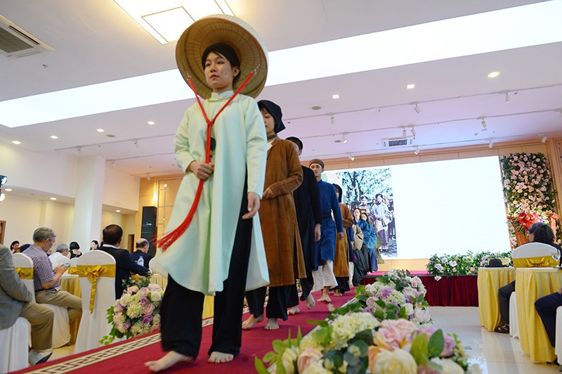 Trong lịch sử, có những thời kỳ người Việt trong triều vận trang phục rất cầu kỳ song không dùng hài mà đi bằng chân trần, trong ảnh là một dạng phỏng dựng lại. (Ảnh: PV/Vietnam+)