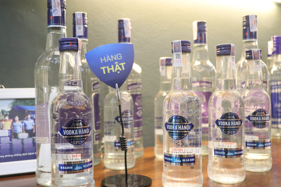 Đối phó với tình trạng thật-giả lẫn lộn, hàng giả biến hóa khôn lường, các nhà sản xuất buộc phải có nhiều phương án đối phó, phòng chống như thay đổi mẫu mã liên lục, tăng cường ứng dụng công nghệ hiện đại để quản lý... (Ảnh: Minh Anh/Vietnam+)