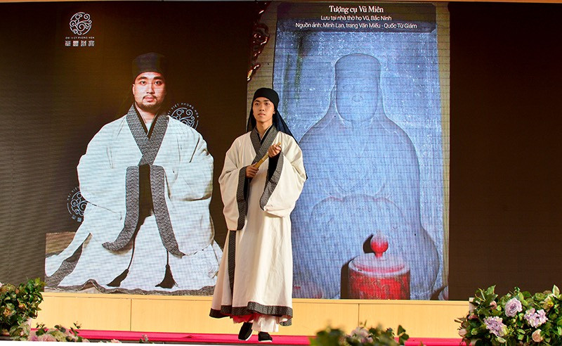 Đối với loại áo có hai vạt vắt chéo nhau thì có tên gọi chung là áo giao lĩnh. Trong hình là trang phục phỏng dựng từ tượng ông Vũ Miên (thời Lê), thuộc dòng họ nhà Vũ tại Bắc Ninh, tư liệu ảnh được lưu trữ lại Văn Miếu-Quốc Tử Giám. (Ảnh: PV/Vietnam+)