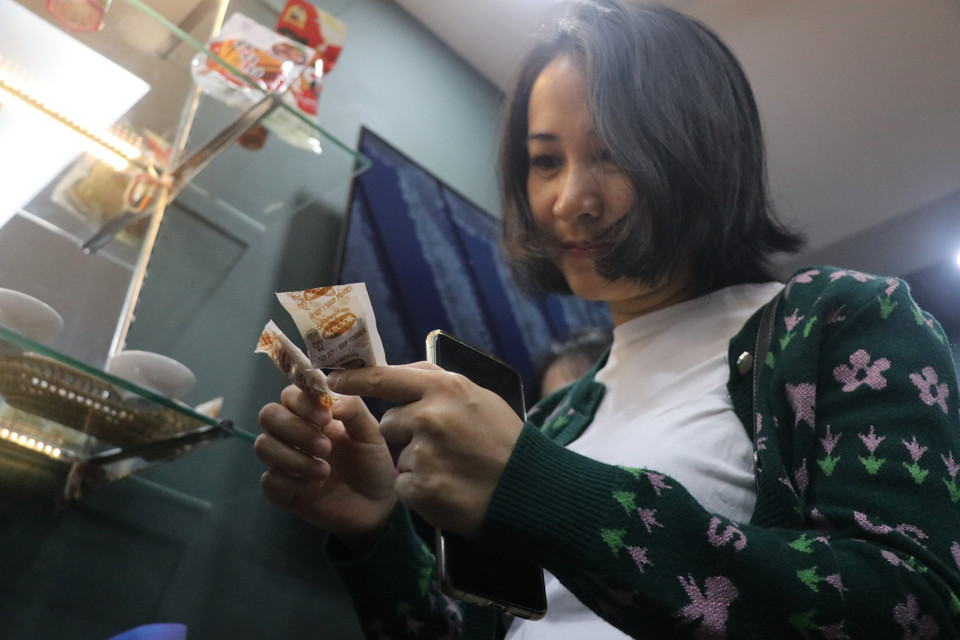 Tuy nhiên đối với hàng tiêu dùng thông thường, phổ biến, có giá thành rẻ nên khó có thể đầu tư nhiều vào các công nghệ giúp phân biệt với hàng giả, nhái. (Ảnh: Minh Anh/Vietnam+)