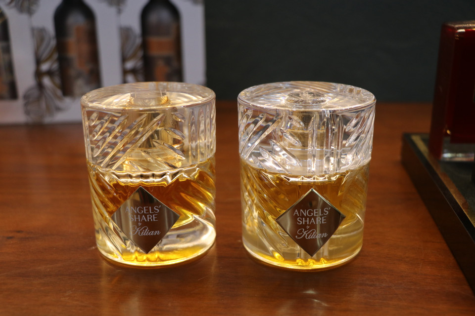 Khi không thể nhận diện thật-giả bằng mắt thường thì sẽ có những phương pháp khác như kiểm tra, kiểm định chất lượng sản phẩm. Trong hình, hàng giả nằm bên phải. (Ảnh: Minh Anh/Vietnam+)