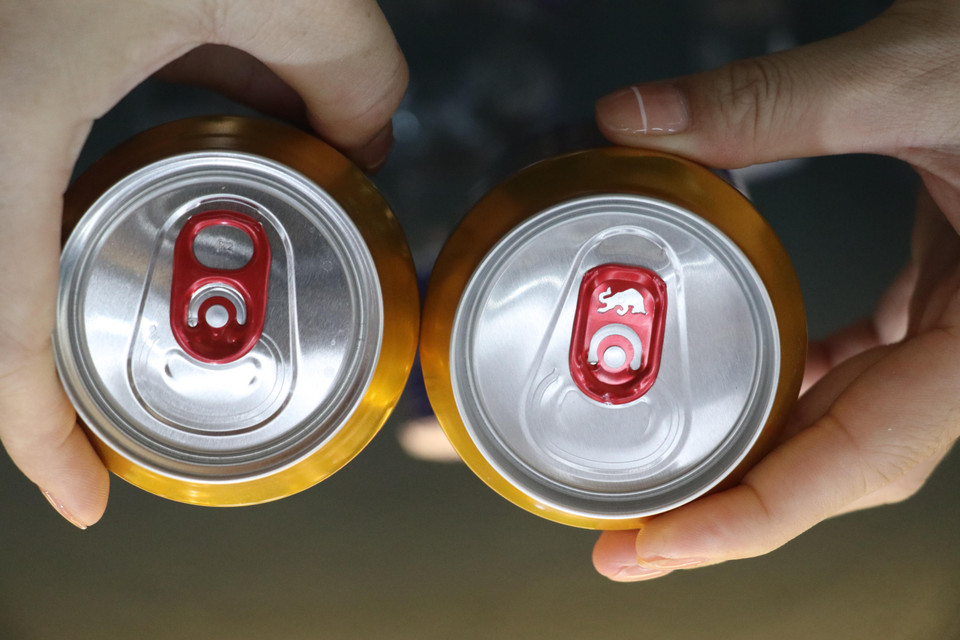 Sản phẩm nước uống giải khát Bò Húc chính hãng có hình con bò trên nắp lon, đây là một trong nhiều đặc điểm nhận diện thật-giả, nhái. (Ảnh: Minh Anh/Vietnam+)