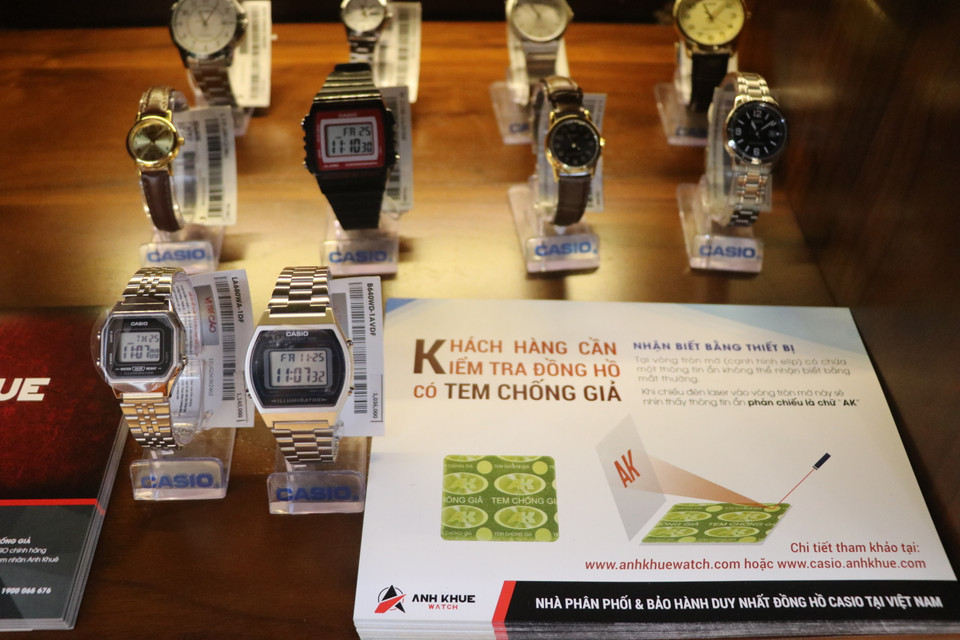 Phương án mà hãng này đưa ra là sử dụng tem nhãn phụ theo đúng quy định pháp luật và sử dụng tem chống hàng giả có thể kiểm tra bằng đèn laze. (Ảnh: Minh Anh/Vietnam+)