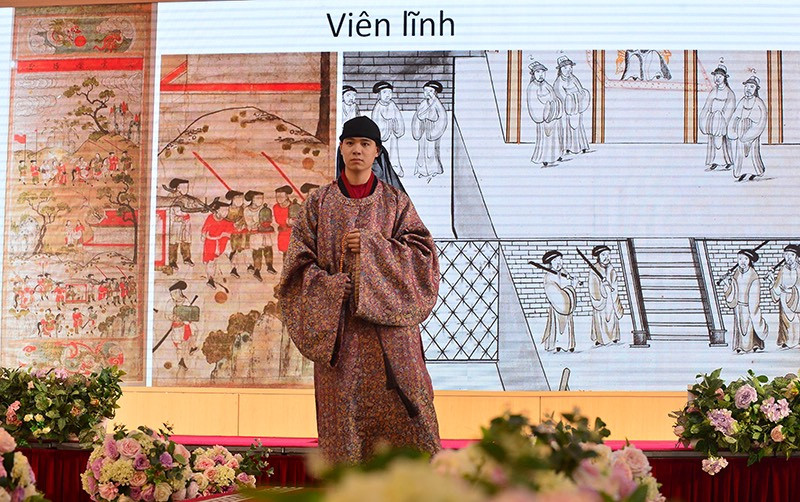 Một trong những đặc điểm dễ nhận diện nhất để gọi tên cổ phục Việt là phân biệt qua cổ áo và tà áo, trong hình là dạng áo cổ tròn, được gọi khái quát là áo viên lĩnh. (Ảnh: PV/Vietnam+)