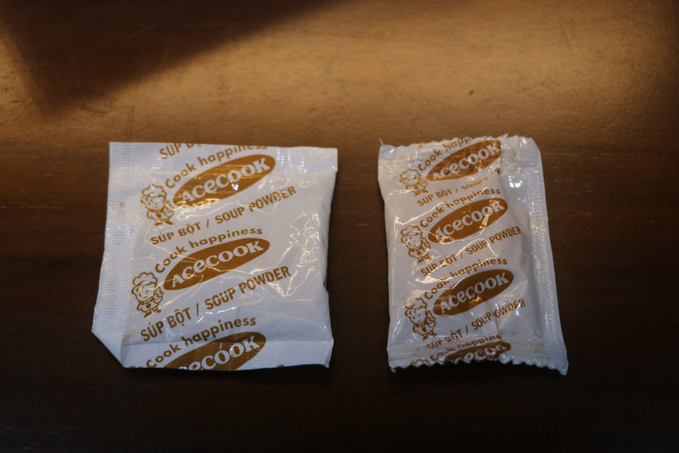 Cùng với đó, sản phẩm gia vị Hảo Hảo không bán lẻ theo dạng gói nhỏ mà chỉ bán theo dạng đóng thành lọ. (Ảnh: Minh Anh/Vietnam+)