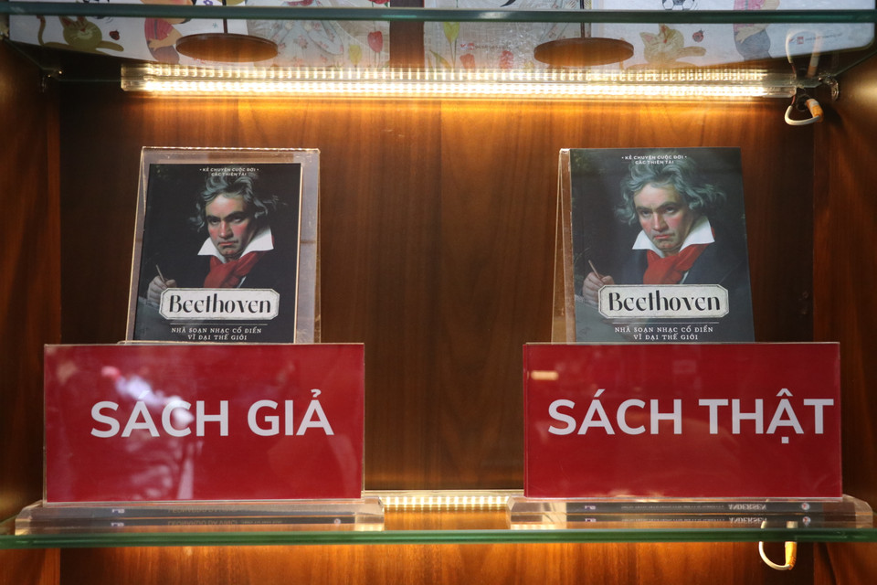 Sách truyện cũng nằm trong nhóm các sản phẩm thường xuyên bị làm giả, nhái. Thông thường sách chính hãng có bìa dày, chữ in sắc nét, trong khi hàng nhái dùng giấy mỏng, chữ in bị mờ, lóa. (Ảnh: Minh Anh/Vietnam+)