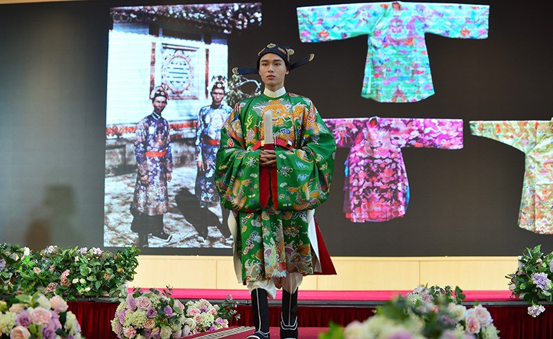 Áo mãng bào màu xanh lá đậm, dành cho quan tòng nhị phẩm - viên quan giúp việc cho quan nhị phẩm trong triều đình. (Ảnh: PV/Vietnam+)