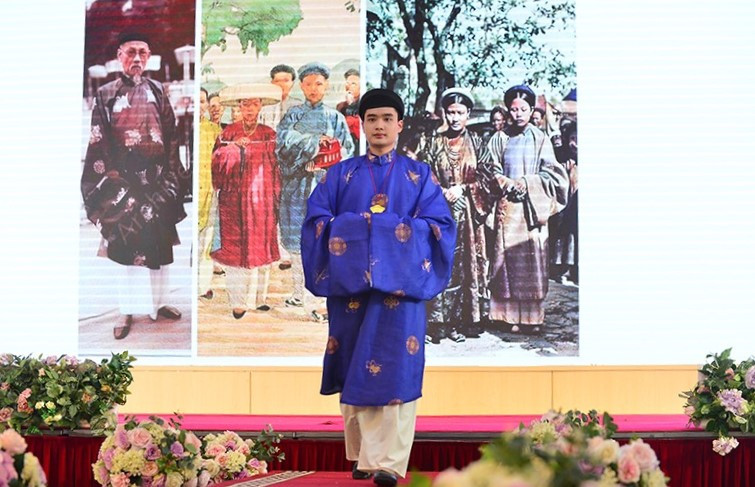 Nhân Ngày Di sản Văn hóa Việt Nam (23/11), nhiều đơn vị độc lập chuyên nghiên cứu về cổ phục Việt đã có cơ hội trình diễn các sản phẩm phỏng dựng của mình. Đây là một hoạt động trong sự kiện ''Ngày hội Di sản Văn hóa Việt Nam và Trình diễn áo dài dân tộc truyền thống'' do Trung tâm UNESCO hỗ trợ Bảo tồn và Phát triển Nghệ thuật Việt Nam và Tạp chí Diễn đàn Doanh nghiệp phối hợp tổ chức, được thực hiện tại Hà Nội. (Ảnh: PV/Vietnam+)