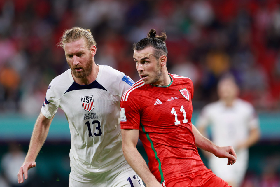 Chứng kiến thế trận áp đảo của đối phương, các cầu thủ xứ Wales chơi co cụm. (Ảnh: Hải An/Vietnam+)