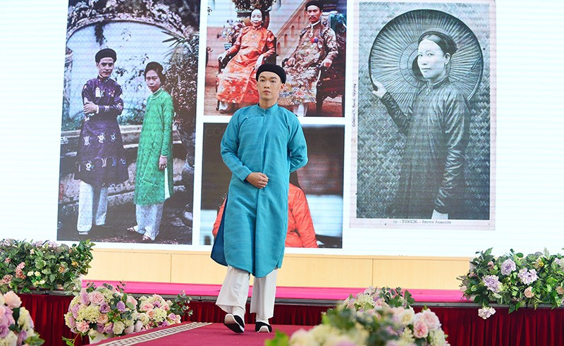 Áo ngũ thân thời Nguyễn cho nam giới. Đúng như tên gọi, áo được may từ 5 khổ vải lớn, trong đó có 2 khổ tạo thành thân áo trước, 2 khổ thành thân áo sau và một khổ để che một bên thân, tạo sự kín đáo. (Ảnh: PV/Vietnam+)