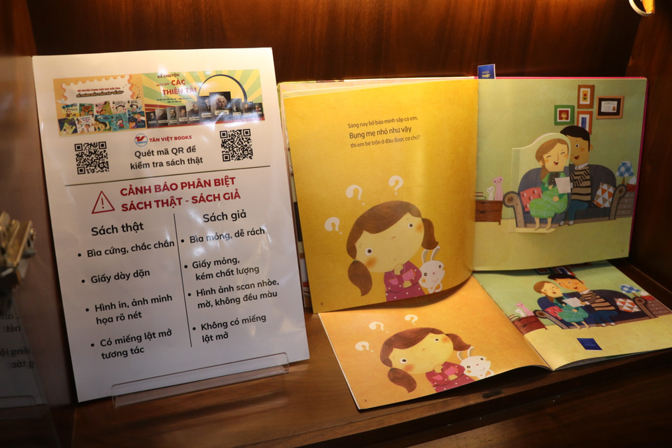 Trong hình là hai sản phẩm sách thật (trên) và giả (dưới), trong đó sách chính hãng có hình nổi còn sách giả thì chỉ làm tranh in bằng phẳng. (Ảnh: Minh Anh/Vietnam+)