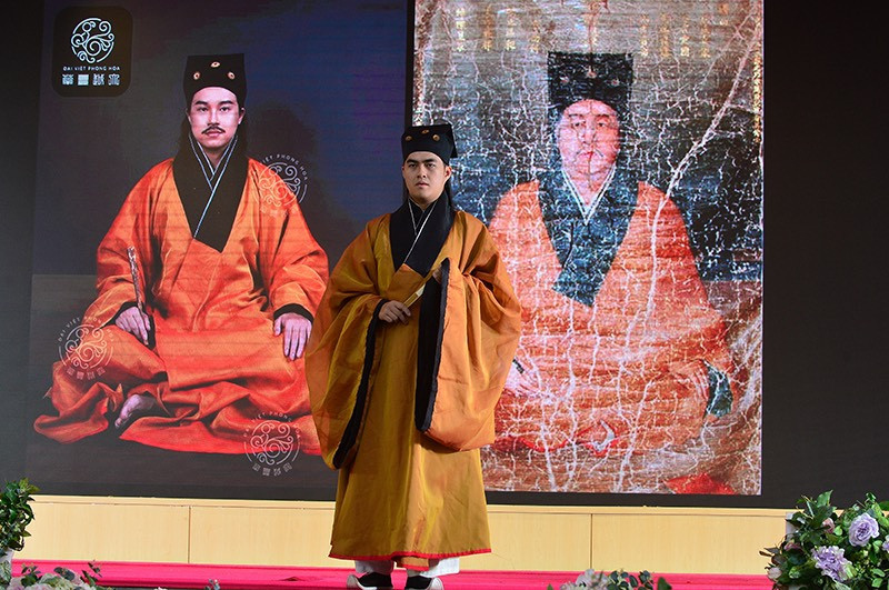 Bên cạnh tư liệu được ghi chép bằng chữ, nguồn tư liệu tham khảo của các đơn vị nghiên cứu tự phát chính là những bức vẽ, ảnh tư liệu cũ kỹ, tượng đá tại các chùa chiền... (Ảnh: PV/Vietnam+)