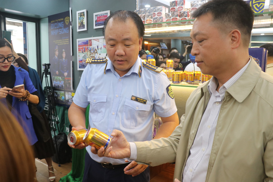 Ông Trần Hữu Linh - Tổng Cục trưởng Tổng Cục Quản lý thị trường nhận định sự đa dạng của các hình thức làm giả đòi hỏi các cơ quan chức năng phải thường xuyên kiểm tra rà soát, cập nhật. Đặc biệt, các doanh nghiệp bị làm giả cần có cách phòng chống sớm, phối hợp thường xuyên với cơ quan chức năng. (Ảnh: Minh Anh/Vietnam+)