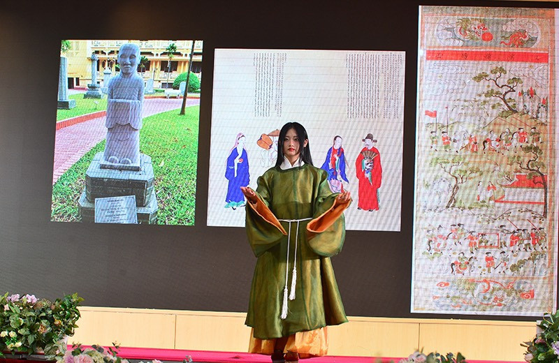 Trên thực tế, do Việt Nam nhiều lần trải qua các cuộc chiến tranh, nhiều tư liệu bị đốt, cướp hoặc không thể bảo quản... Vì vậy, khả năng tiếp cận tư liệu của người trẻ còn nhiều khó khăn, khó có thể dùng từ ''phục dựng'' (dựng lại chính xác) mà chỉ có thể dùng từ ''phỏng dựng'' (khôi phục tương đối, có nhiều chi tiết chưa chắc chắn chính xác). (Ảnh: PV/Vietnam+)