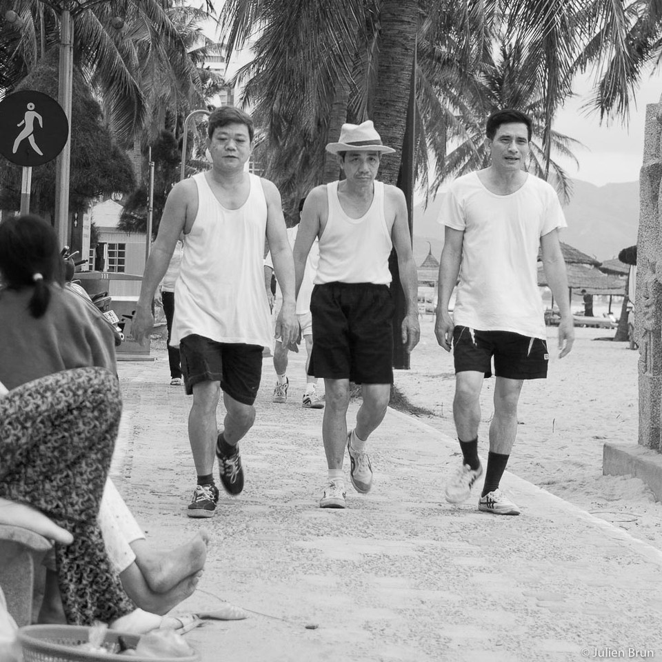 Nhan đề 'Pot-Au-Phở' được ghép bởi từ 'Pot-au-feu' (món súp bò hầm) của Pháp và 'phở' của Việt Nam, thể hiện nét giao thoa văn hóa Việt-Pháp, hay dấu ấn từ gốc Pháp trong tiếng Việt. (Ảnh: BTC)