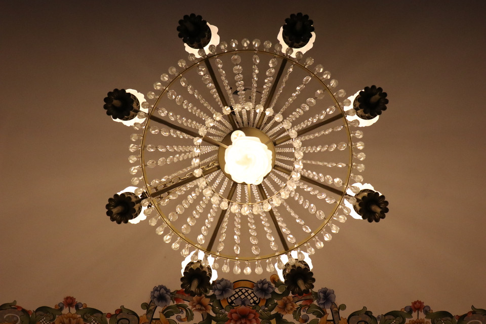 Đèn chùm kiểu Pháp. (Ảnh: Minh Anh/Vietnam+)