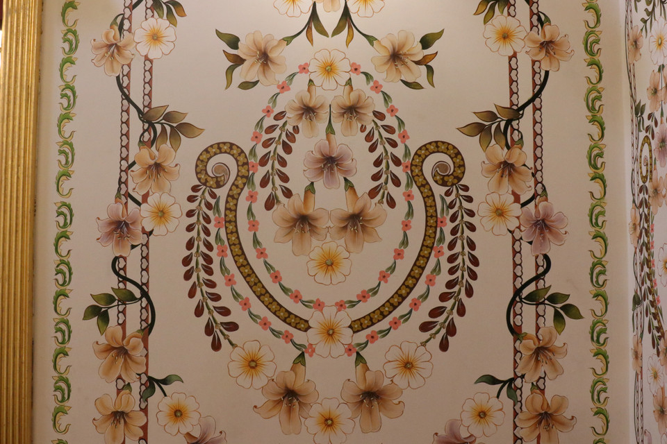 Các họa tiết được vẽ tay tỉ mỉ, thực hiện theo phong cách Phục Hưng. (Ảnh: Minh Anh/Vietnam+)