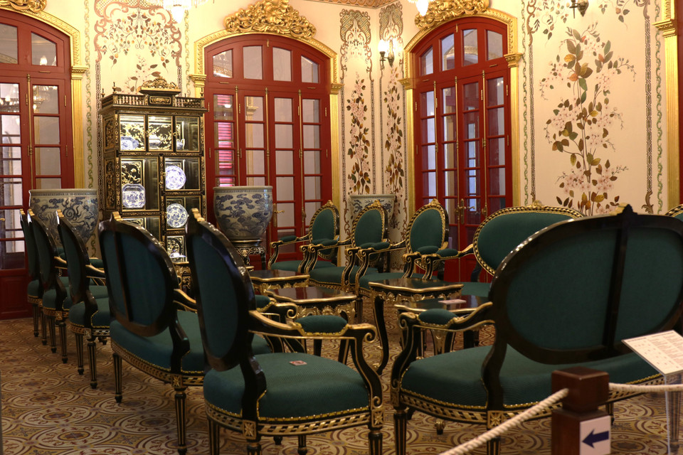 Bộ ghế ở một trong các gian sinh hoạt chính theo phong cách sang trọng. (Ảnh: Minh Anh/Vietnam+﻿)