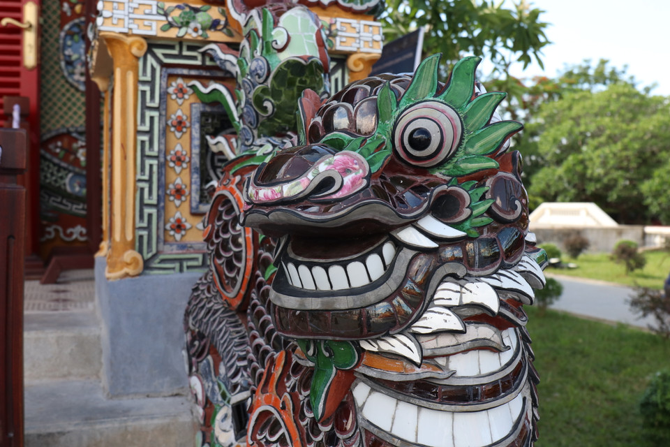 Kiến trúc Việt được thể hiện trên nghệ thuật khảm, với các tạo hình rồng phượng, hình tượng song long chầu nguyệt… Rồng thời Nguyễn có 5 ngón, là đặc trưng cho uy quyền nhà vua. (Ảnh: Minh Anh/Vietnam+)