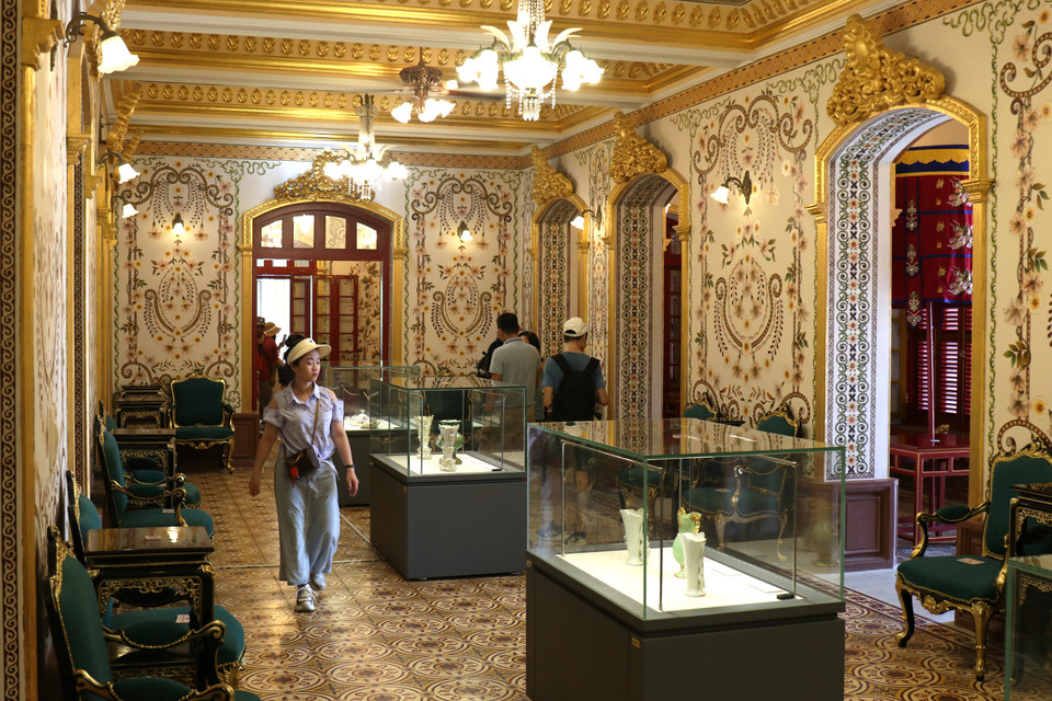 Đặc điểm kiến trúc Pháp thể hiện ở tổng thể công trình, phong cách tường vàng rực rỡ và bên trong tòa điện, từ thiết kế đến nội thất. (Ảnh: Minh Anh/Vietnam+)