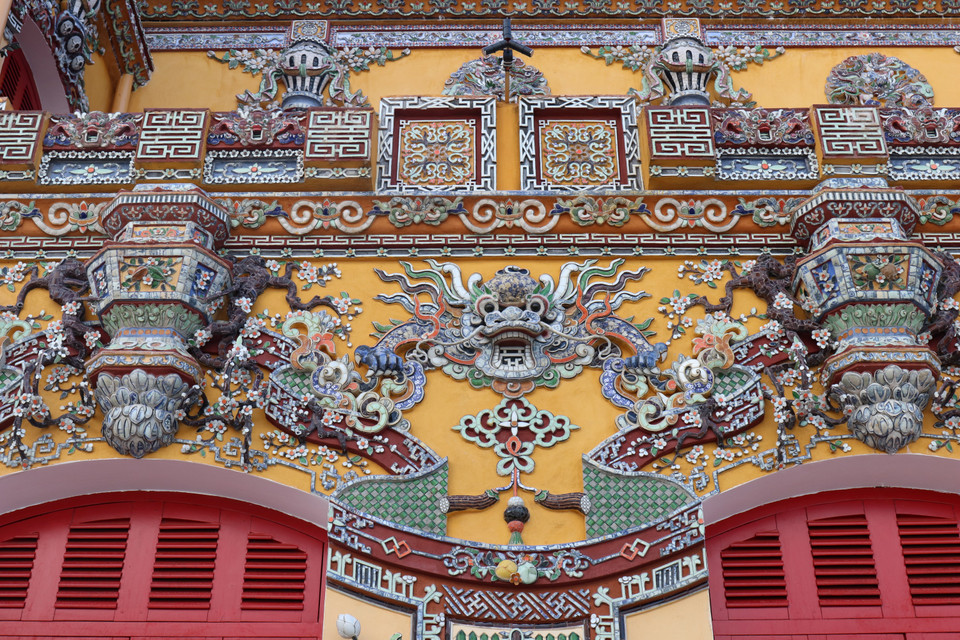 Trên kiến trúc Điện Kiến Trung, nghệ thuật khảm được phân bố đối xứng làm tăng cảm giác hài hòa khi chiêm ngưỡng công trình nhiều chi tiết. (Ảnh: Minh Anh/Vietnam+)