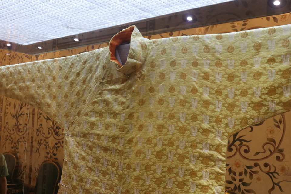 Áo thường phục của vua Khải Định, một trong nhiều vật phẩm được trưng bày trong điện. (Ảnh: Minh Anh/Vietnam+)