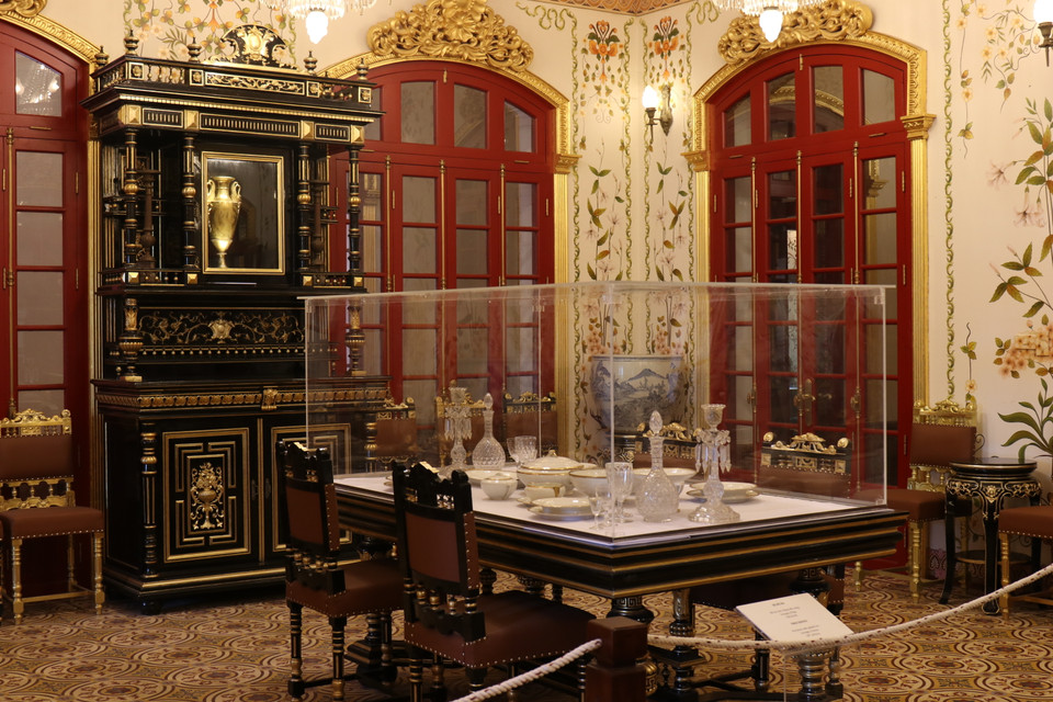 Nội thất bàn ăn kiểu Pháp, được tái hiện/trưng bày theo nguyên bản. (Ảnh: Minh Anh/Vietnam+)