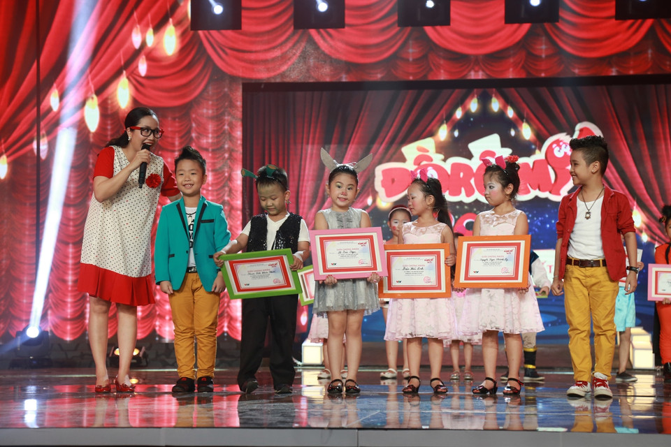 Vẻ nhí nhảnh của các thí sinh nhí đội Đồ khi nhận giải 'Đội đáng yêu nhất.' (Ảnh: BTC)