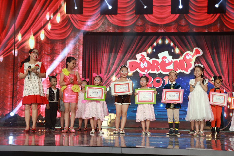 Bé Thu An (thứ 2 từ phải sang), quán quân Đồ Rê Mí 2014 công bố giải ‘Đội đoàn kết nhất’ thuộc về đội Rê. (Ảnh: BTC)