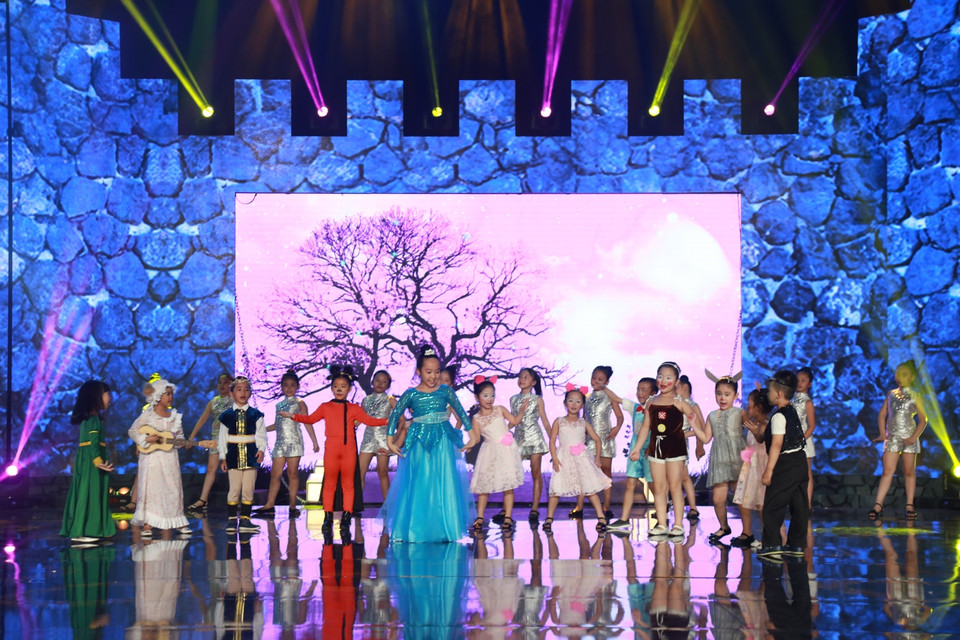 Ca khúc ‘Cô tiên Thumbelina’ qua phần trình diễn sôi động của các thí sinh nhí. Các bé đã hóa thân thành những nhân vật trong truyện cổ tích, tung tăng nhảy múa trong khu rừng tuyệt đẹp, dưới bầu trời ngập tràn pháo hoa. (Ảnh: BTC)