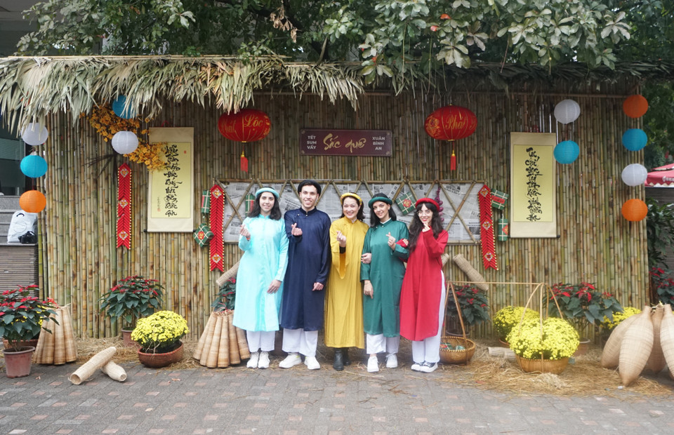 Với sự nỗ lực của các trường đại học, sinh viên quốc tế đã có cơ hội trải nghiệm Tết Việt với những nét văn hóa truyền thống đặc trưng. (Ảnh: PV/Vietnam+)