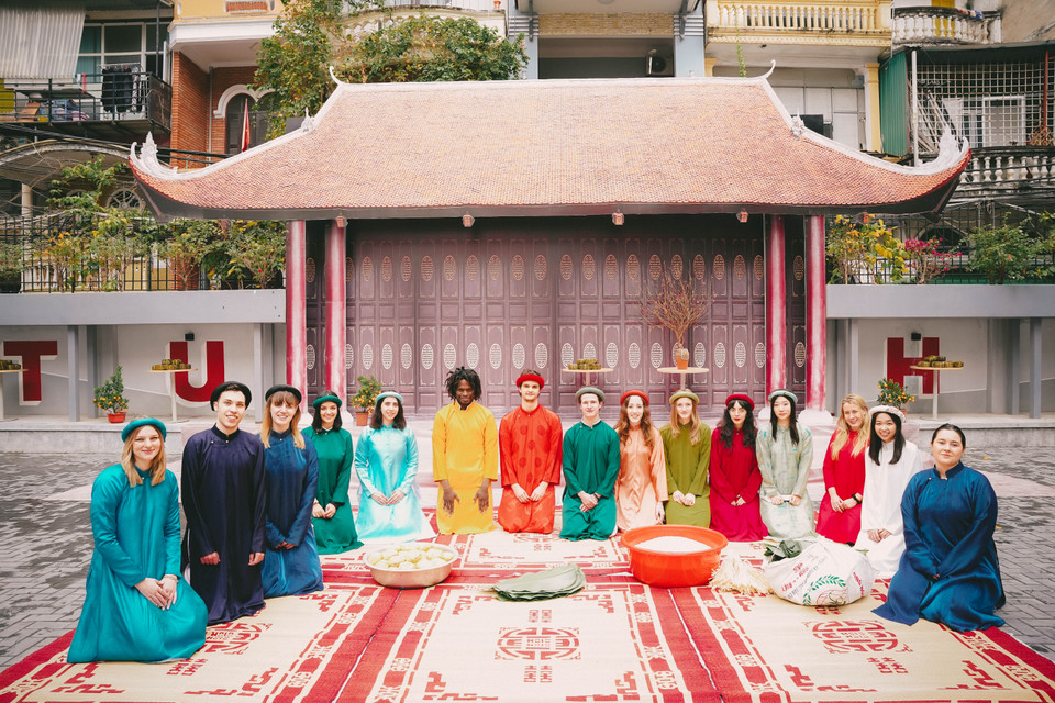 Với nhiều sinh viên quốc tế, đây là lần đầu tiên các em được mặc áo dài và sống trong không khí Tết Nguyên đán của người Việt Nam. (Ảnh: PV/Vietnam+)