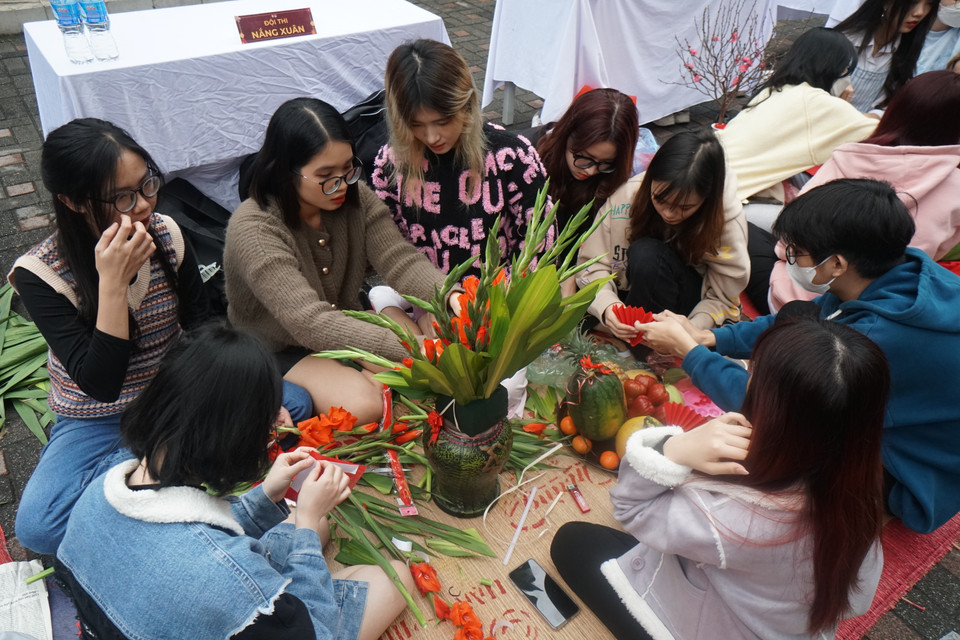 Sinh viên Trường Đại học Ngoại thương cùng thi tài trang trí và bày mâm ngũ quả. (Ảnh: PV/Vietnam+)