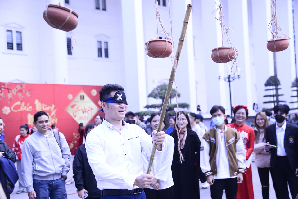 Các trò chơi dân gian truyền thống thu hút sự tham gia nhiệt tình của các sinh viên quốc tế. (Ảnh: PV/Vietnam+)