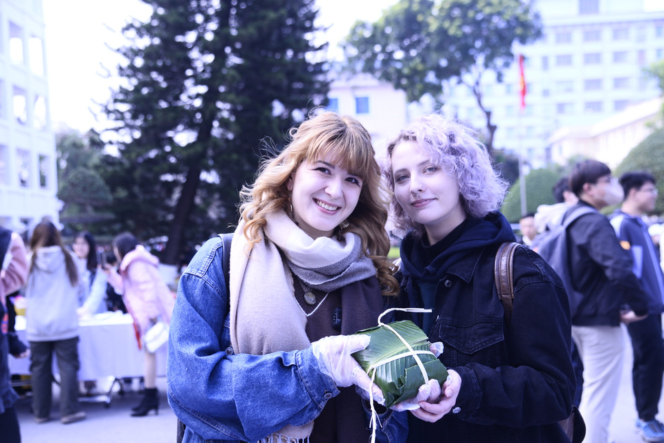 ...và hào hứng khoe thành quả. (Ảnh: PV/Vietnam+)