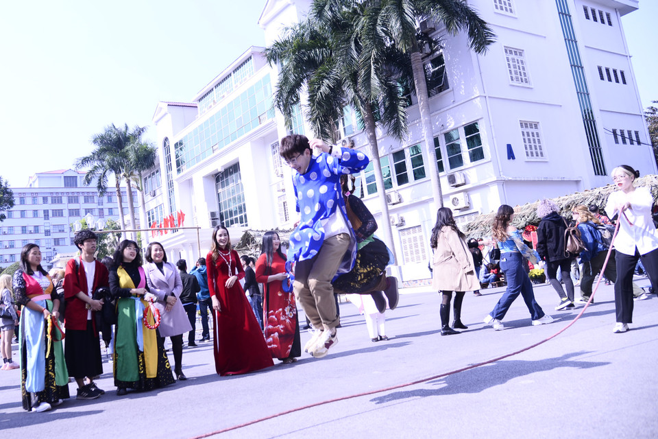 Các trò chơi dân gian truyền thống thu hút sự tham gia nhiệt tình của các sinh viên quốc tế. (Ảnh: PV/Vietnam+)