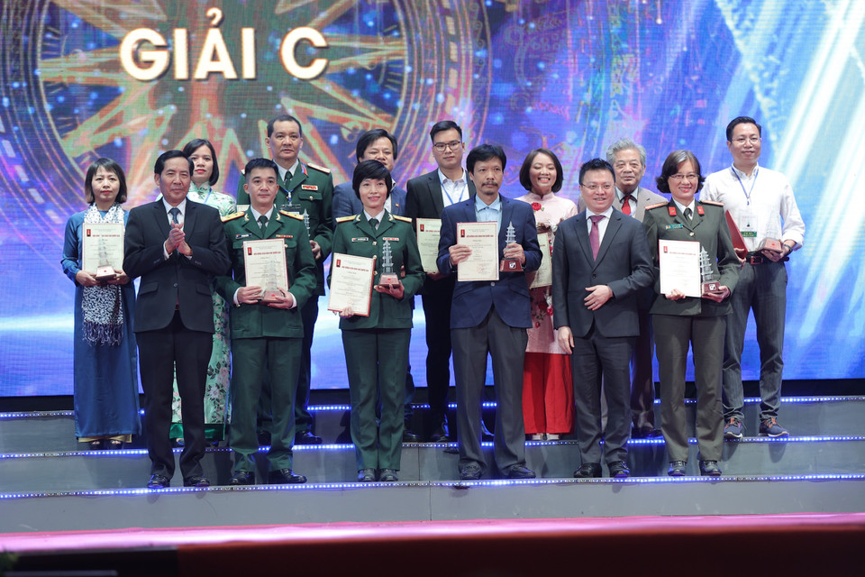 Các tác giả nhận giải thưởng. (Ảnh: Hoàng Đạt/Vietnam+)